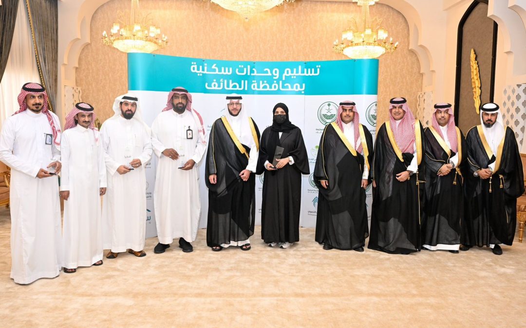 الأمير سعود بن نهار يسلم الوحدات السكنية للمستفيدين